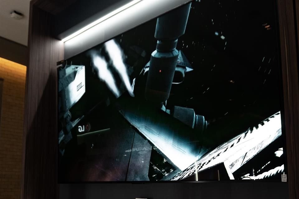 TCL muestra en El Palacio de Hierro Polanco la pantalla 115QM891G, una proeza tecnológica con 115 pulgadas de visualización.