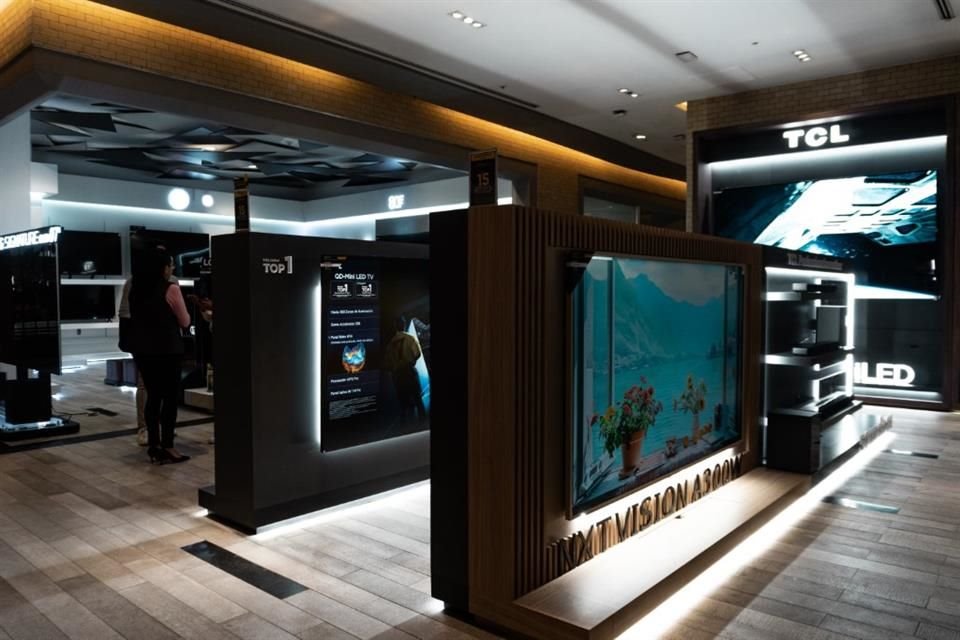 El Palacio de Hierro Polanco alberga televisiones inteligentes de tamaños extraordinarios para obtener la mejor experiencia audiovisual.