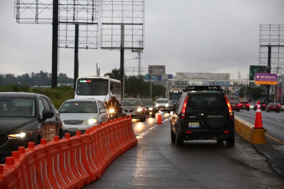 A partir de la Calle San Juan, en la confluencia con el puente de El Palomar, en Tlajomulco, esta mañana se habilitó un carril extra para de Tlajomulco hacia La Minerva.