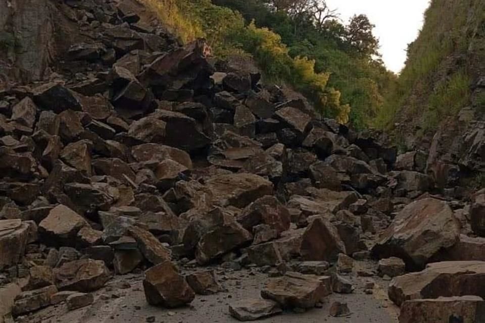 La Carretera Autlán-Villa Purificación se encuentra cerrada por un derrumbe en el kilómetro 552.