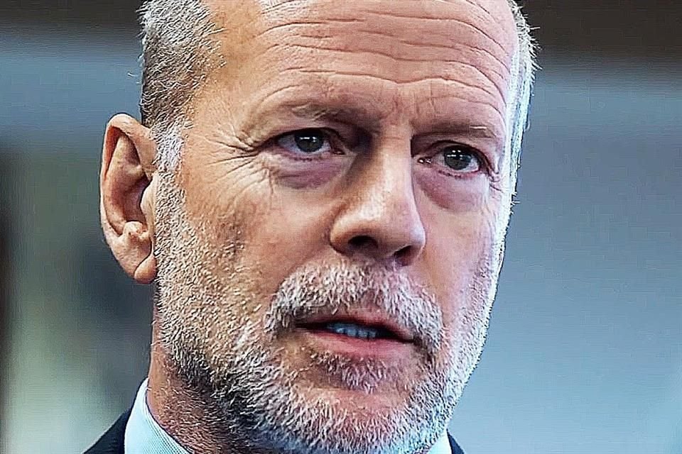 Bruce Willis vive en casa separada con cuidados 24h por su demencia; su familia lo visita y se adapta a su nueva forma de comunicarse.