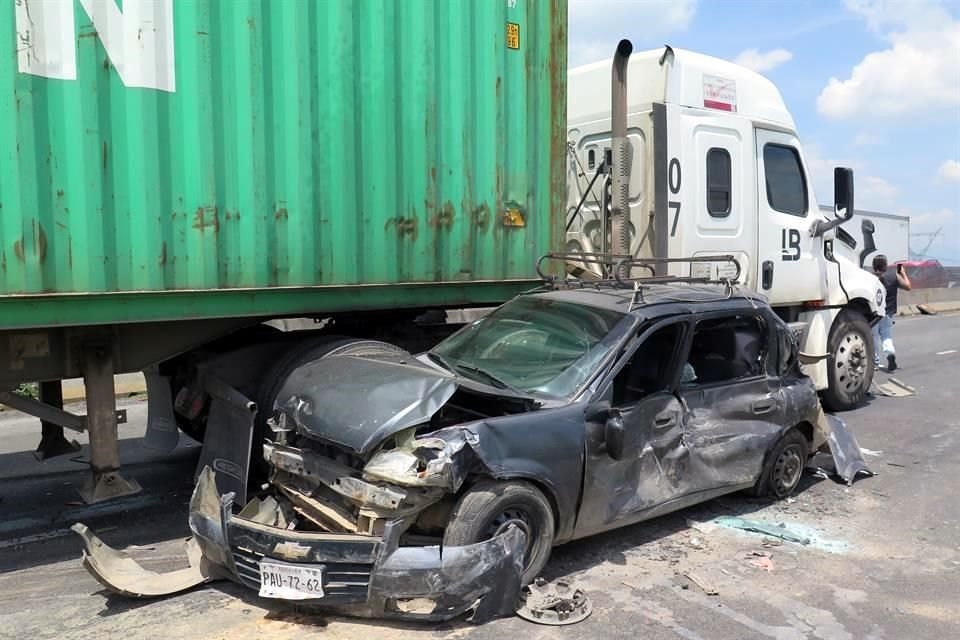El chofer del tráiler fue detenido.