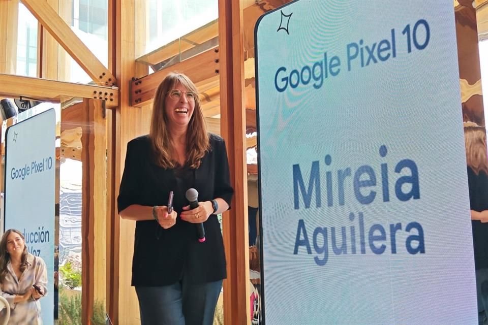Mireia Aguilera, jefa de planeación de lanzamiento de la serie Pixel, demostró una función que traduce en tiempo real una llamada telefónica de español a inglés desde un Pixel.