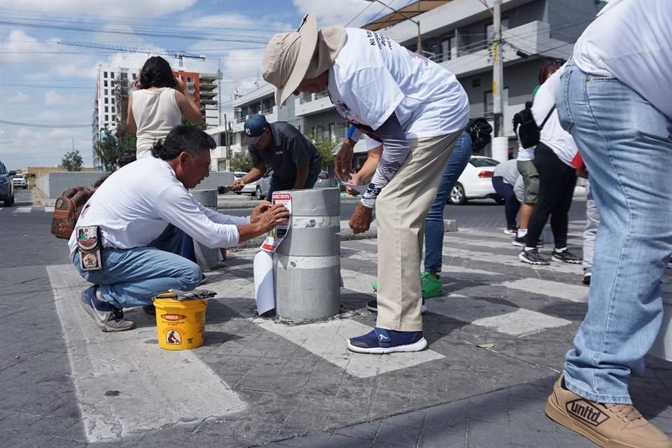 En bolardos, junto a los Arcos de Zapopan, han colocado fichas de búsqueda.