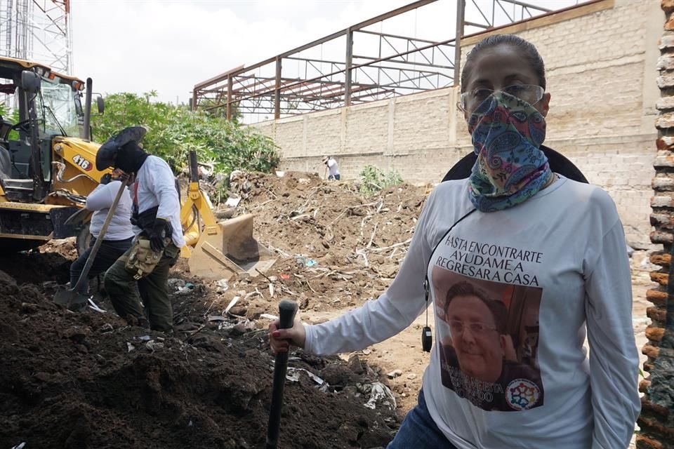 Buscadores se apoyan entre ellos para labores de campo en Tlajomulco.