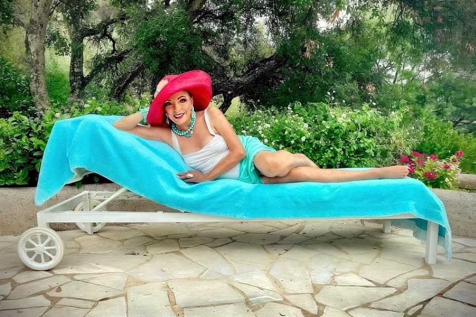 'Rejuvenece' la actriz Joan Collins con ayuda digital en fotos que comparte en sus redes.