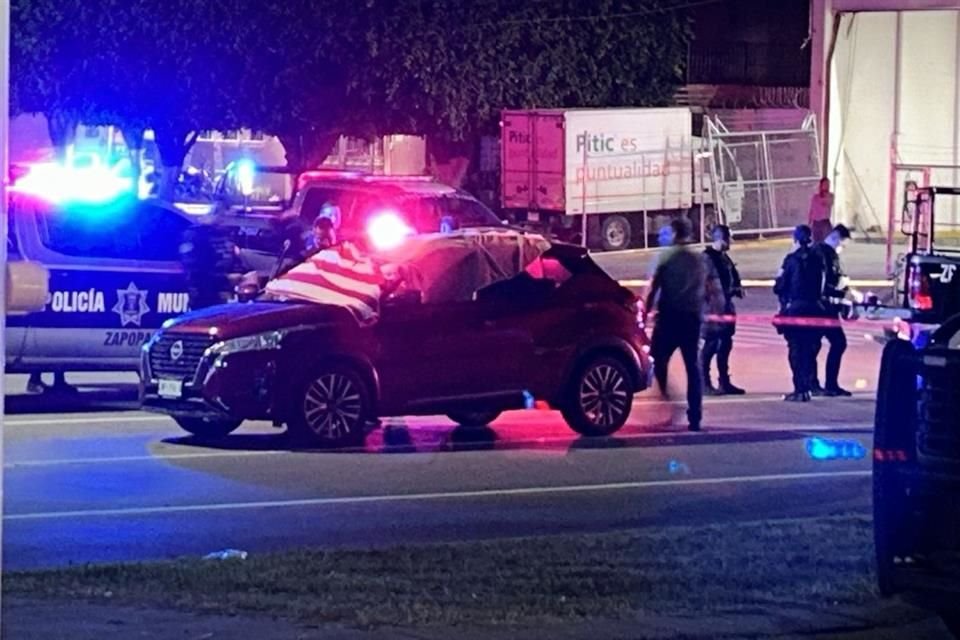 Al llegar al sitio, encontraron una Nissan Kicks, con placas de Aguascalientes, con varios impactos de arma de fuego.