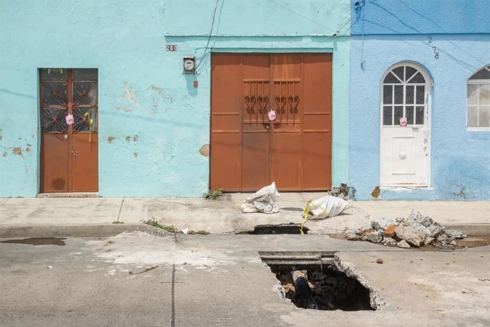 Personal del Siapa labora en un bache ubicado en Secundina Gallo, entre Aurelia Guevara y Vicente Negrete.