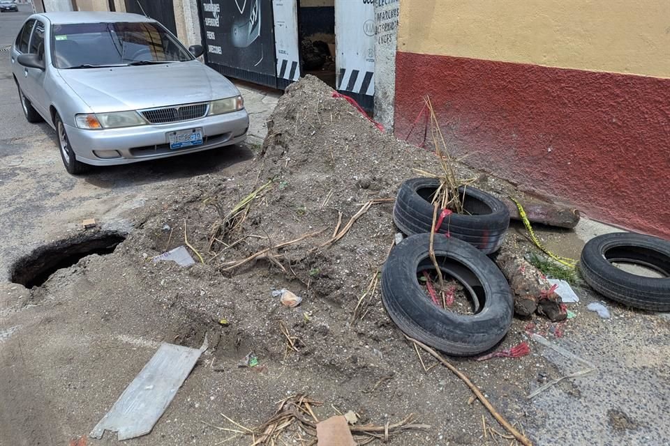 En la calle Ciencias, casi al cruce con Avenida del Parque, hay un socavón rodeado de tierra y llantas.