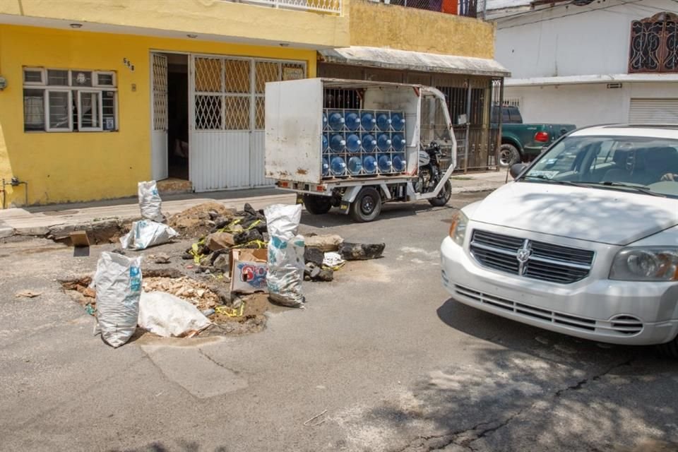 En otro socavón de la zona hay piedras, tierra y costales.