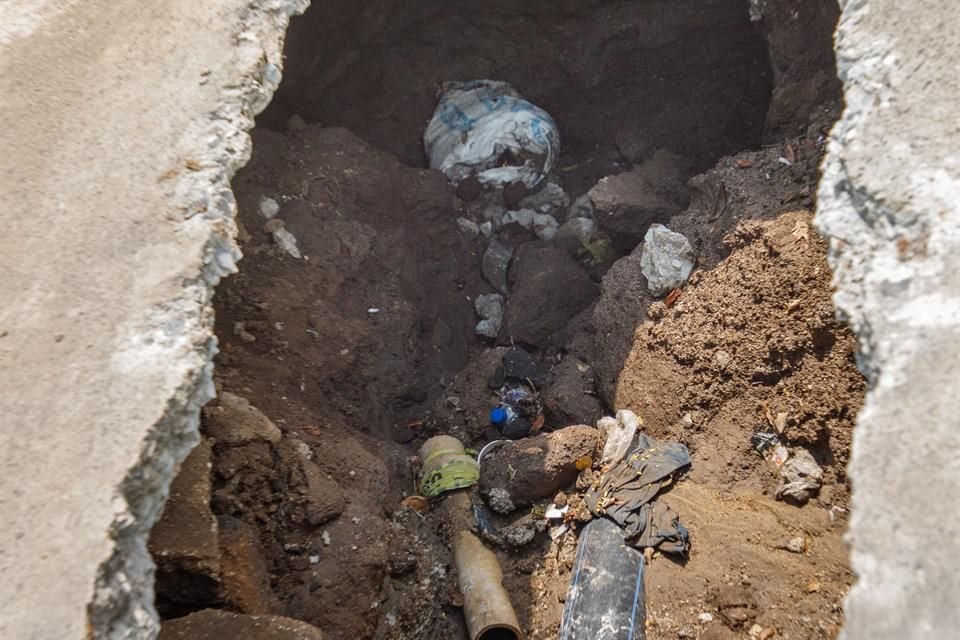 Uno de los socavones tiene hasta basura.