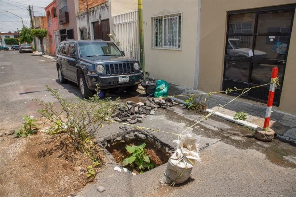 Sobre Fernando Espinoza fue reparado un socavón, pero dejaron escombro y surgió otro agujero.
