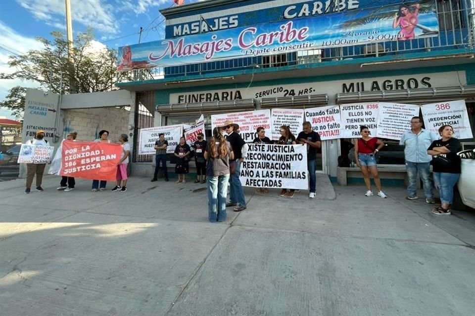 Los manifestantes indicaron que se reunieron para exponer a las funerarias vinculadas con el Crematorio Plenitud, como memoria para sus familias, pues víctimas de violencia y abandono institucional.