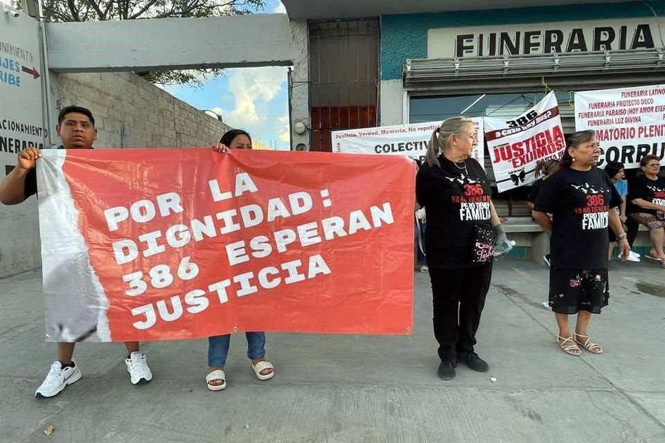 los deudos denunciaron que son más las funerarias vinculadas, entre ellas 'Milagros', donde realizaron la manifestación y otra denominada 'Camino al Cielo'.