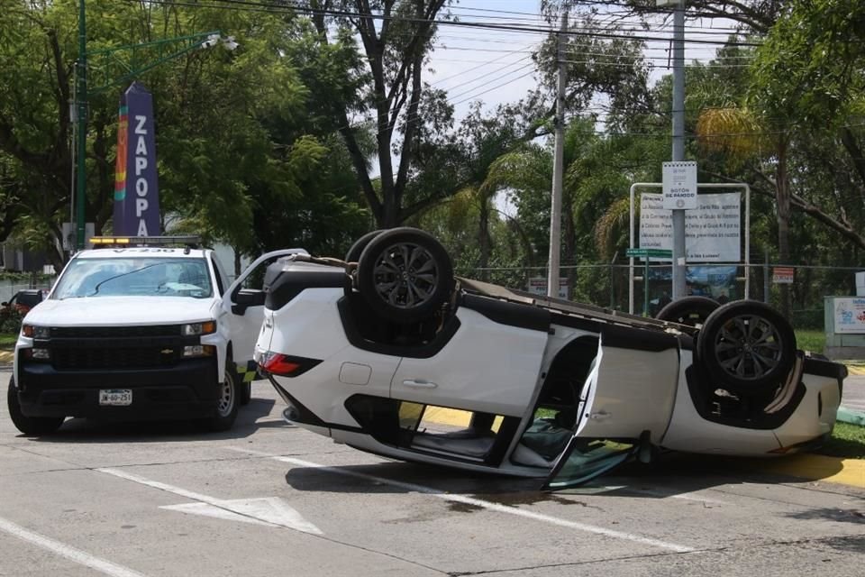 Una camioneta volcó en la Avenida Manuel Acuña.