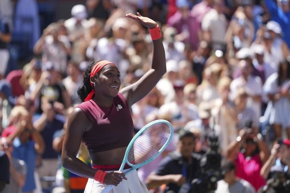 Coco Gauff saluda a la afición tras ganar un punto a la polaca Magdalena Frech.