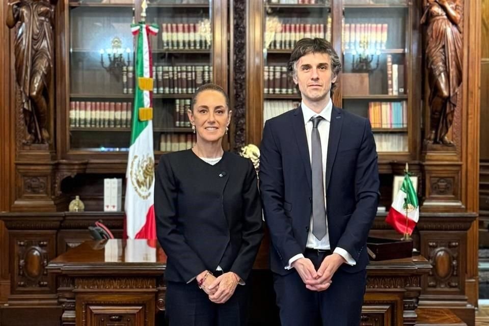 La Mandataria mexicana publicó un mensaje y una fotografía junto al argentino Guido Croxatto, uno de los abogados del ex Presidente Castillo.