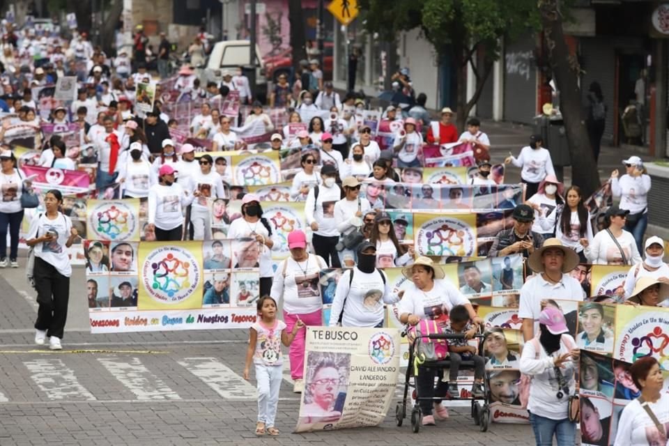 Colectivos de buscadores marcharon en Guadalajara para exigir atención de las autoridades y concientizar sobre la crisis que enfrenta Jalisco.
