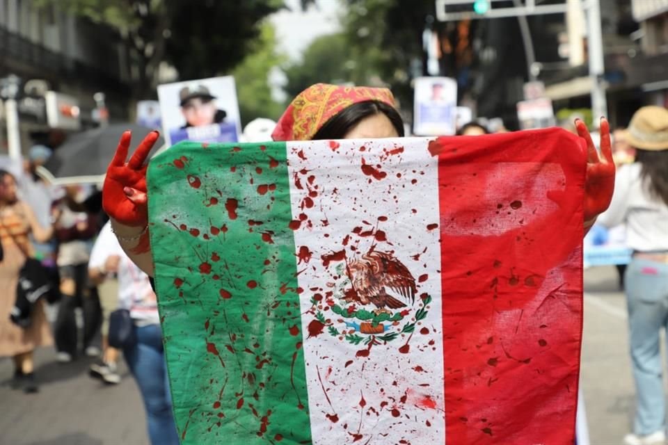 Colectivos de buscadores marcharon en Guadalajara para exigir atención de las autoridades y concientizar sobre la crisis que enfrenta Jalisco.