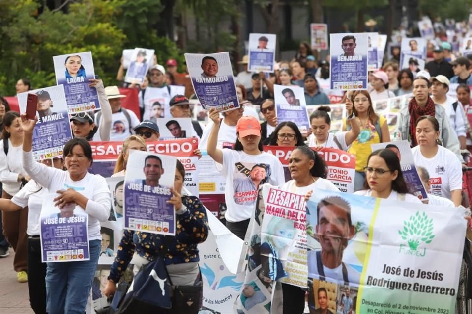 Colectivos de buscadores marcharon en Guadalajara para exigir atención de las autoridades y concientizar sobre la crisis que enfrenta Jalisco.