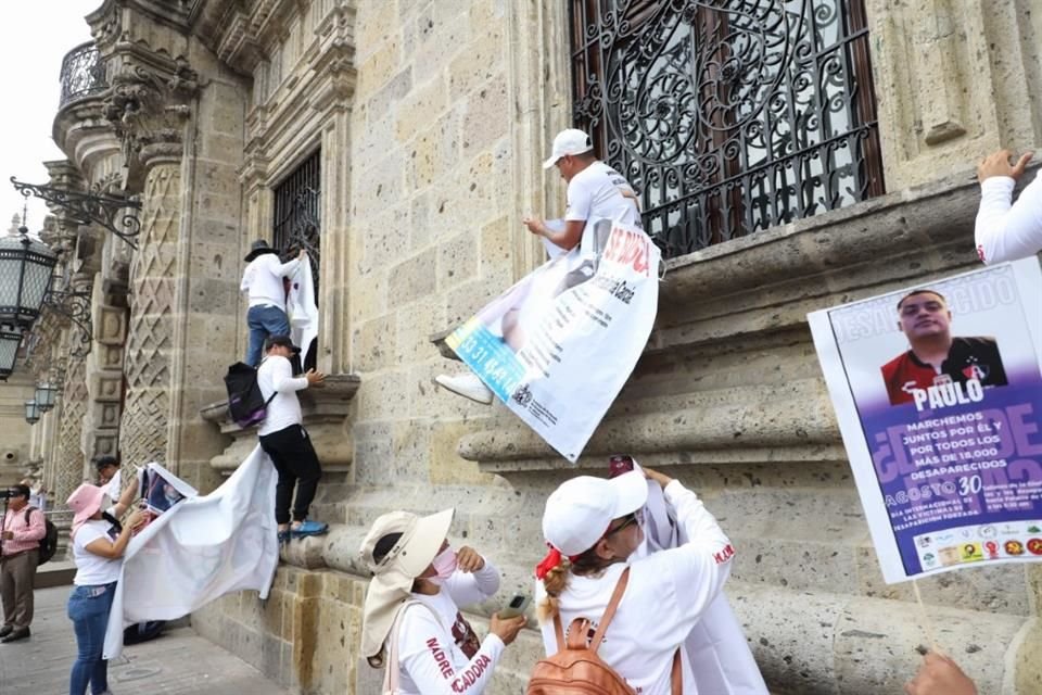 Colectivos de buscadores marcharon en Guadalajara para exigir atención de las autoridades y concientizar sobre la crisis que enfrenta Jalisco.