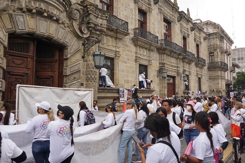 Colectivos de buscadores marcharon en Guadalajara para exigir atención de autoridades y concientizar sobre la crisis que enfrenta Jalisco.