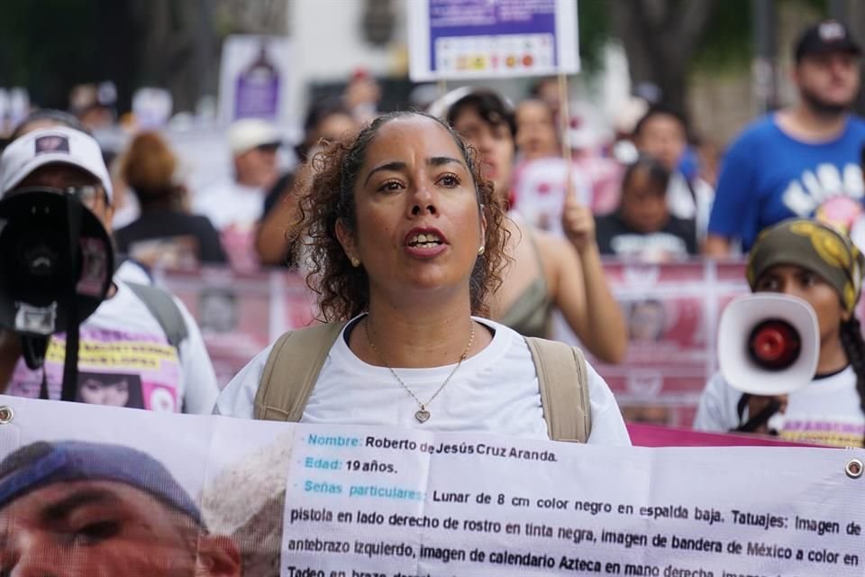 Colectivos de buscadores marcharon en Guadalajara para exigir atención de autoridades y concientizar sobre la crisis que enfrenta Jalisco.