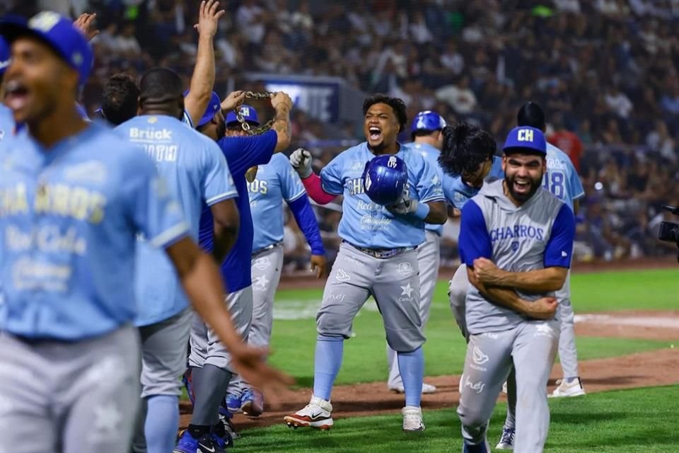 Los Charros de Jalisco vencieron 5-4 a los Algodoneros de la Unión, ayer en el Estadio de la Revolución.