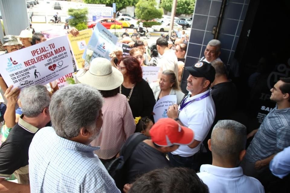 Jubilados se manifestaron para exigir atención a las autoridades, quienes quedaron prometieron atender el problema y dar una ampliación presupuestal para mejorar los servicios.