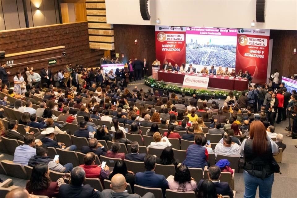 Alrededor de las 19:30 concluyó la plenaria de los diputados de Morena con la participación del Secretario de Economía, Marcelo Ebrard.