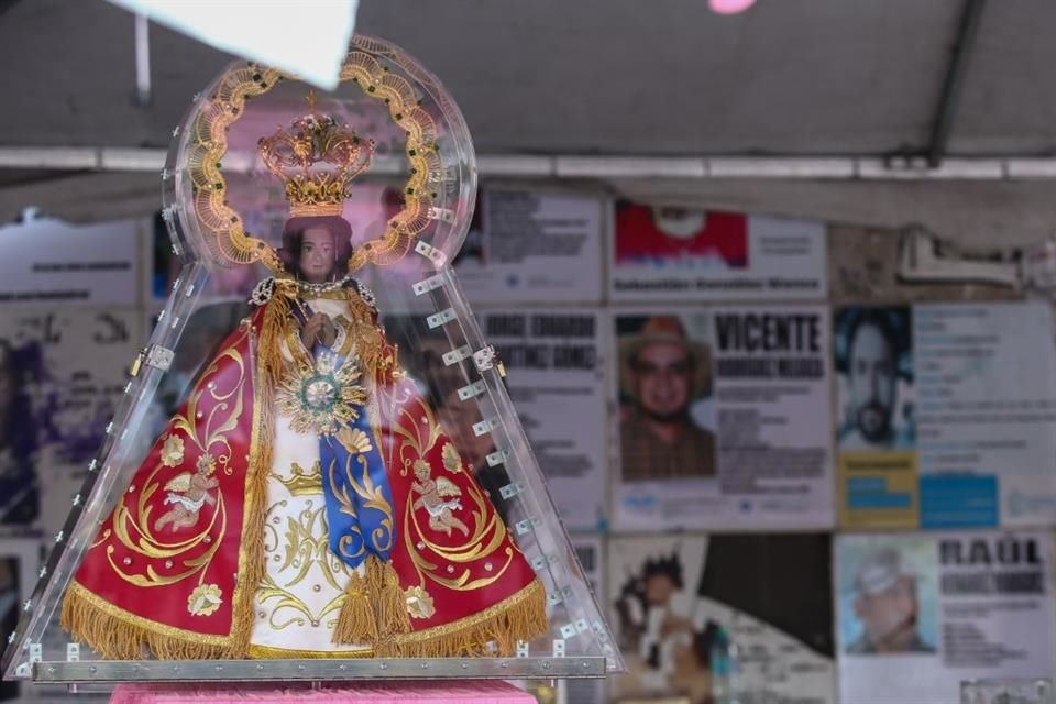 Familiares de desaparecidos acudieron a la misa que se celebró en la glorieta de las y los desaparecidos.