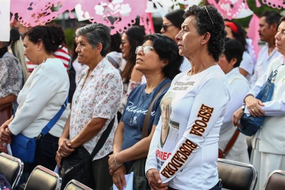 Familiares de desaparecidos acudieron a la misa que se celebró en la glorieta de las y los desaparecidos.