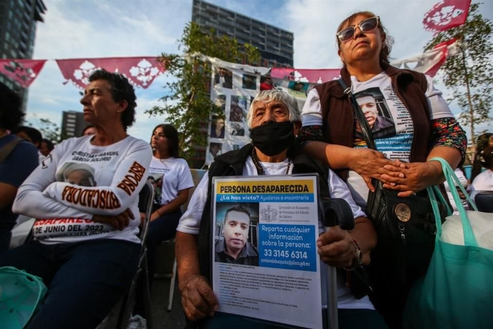 Familiares de desaparecidos acudieron a la misa que se celebró en la glorieta de las y los desaparecidos.