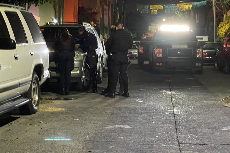 Dos hombres fueron agredidos con arma de fuego durante la madrugada en la Colonia Oblatos, en Guadalajara.