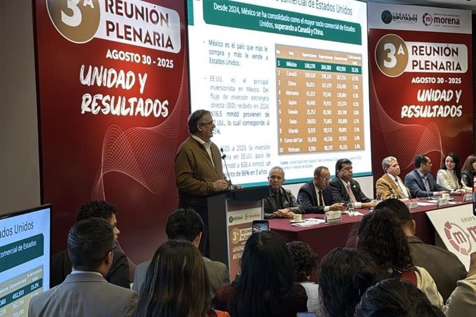 Marcelo Ebrard, Secretario de Economía, en la reunión plenaria de los diputados de Morena.