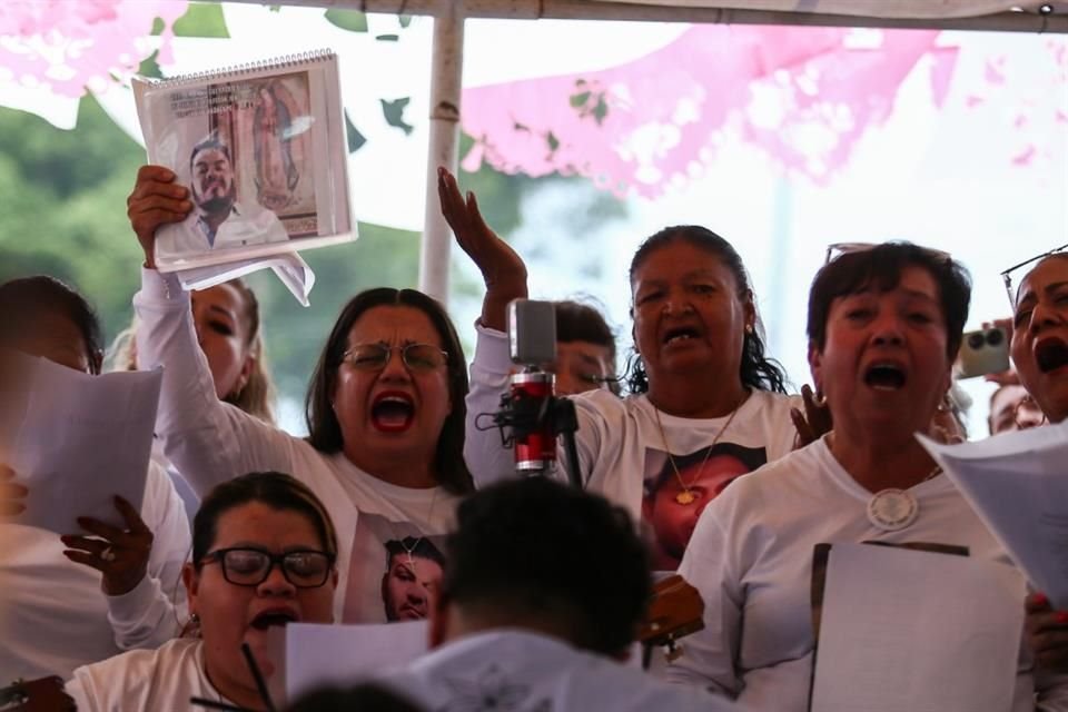 El acto cerró con un recital del Coro Inolvidable, que conmovió a los presentes con la interpretación de sus canciones y la fuerza de una lucha que no se rinde.