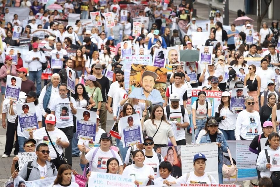 El contingente avanzó por las avenidas Chapultepec, Vallarta y Juárez, entonando consignas que retumbaron entre edificios.