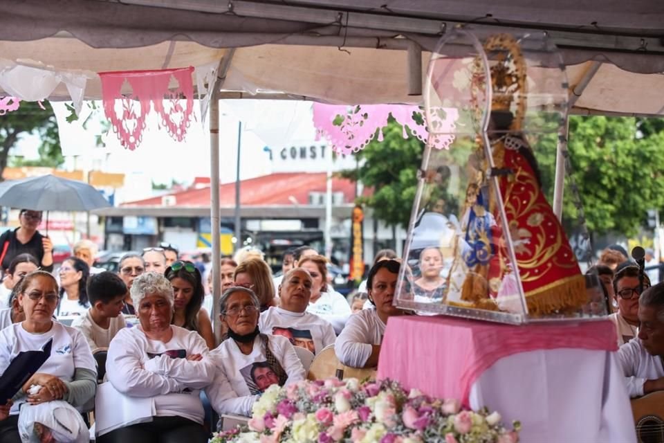 Mujeres que son madres, esposas e hijas de los desaparecidos unidas por el dolor.