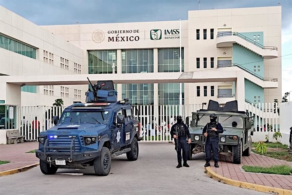  Tras el ataque en el Hospital General de Culiacán, fuerzas federales resguardaron el nosocomio.