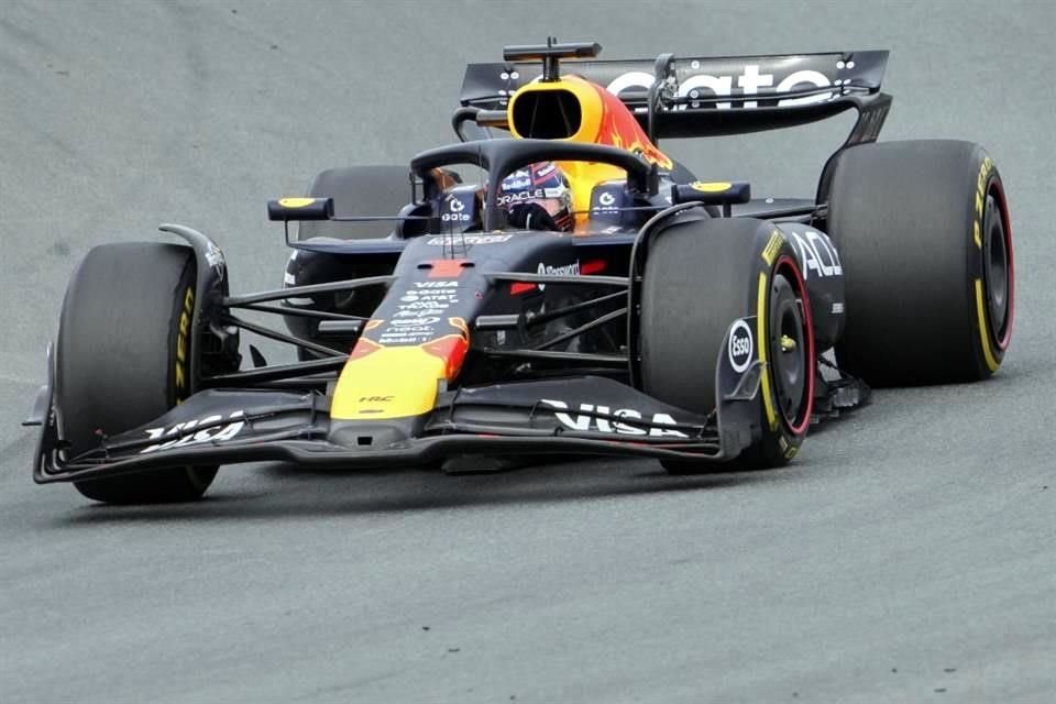 Max Verstappen intentó todo, pero su auto no puede competirle a los McLaren.
