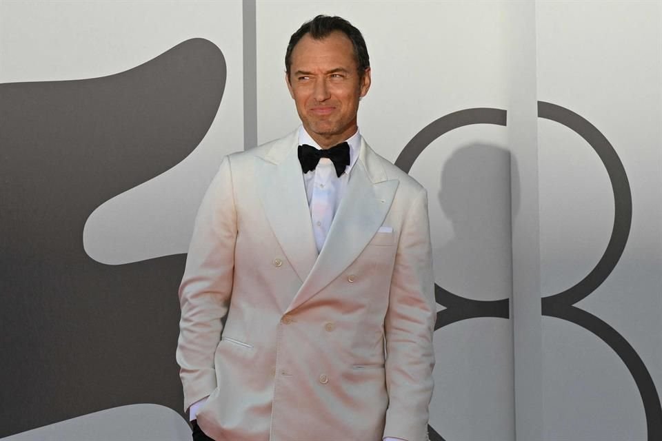 Jude Law, quien presentó 'El Mago del Kremlin' en Venecia, dijo no temer a posibles repercusiones por su papel de Vladimir Putin.