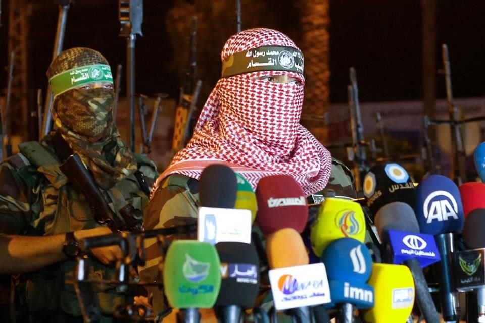 Abu Obeida, vocero de Hamas, habla con medios el 8 de julio del 2015, en Gaza.