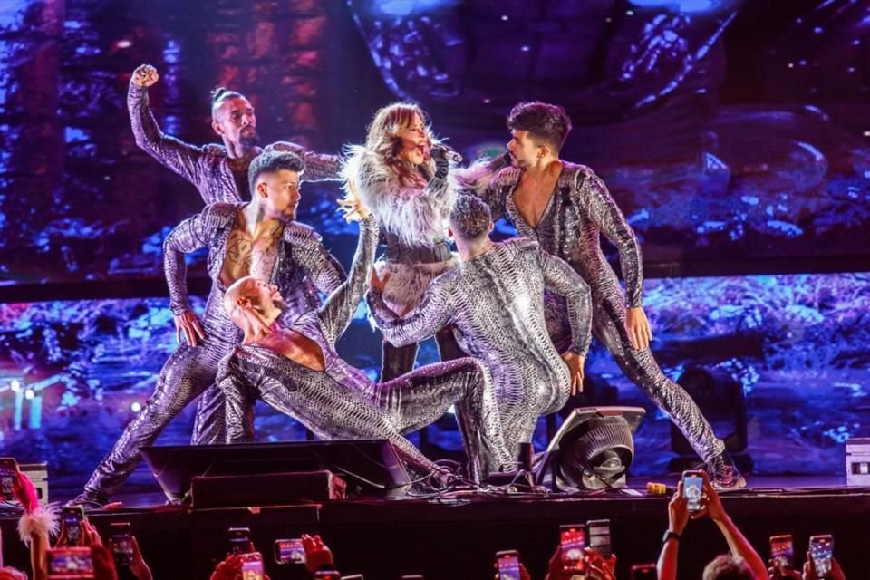 La cantante inició el show minutos antes de las 23:00 horas de ayer, acompañada de sus músicos y un séquito de bailarines.