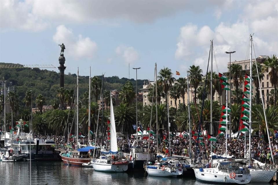 Una flotilla de barcos zarpó desde Barcelona hacia la Franja de Gaza con ayuda humanitaria, en un intento de romper bloqueo israelí.