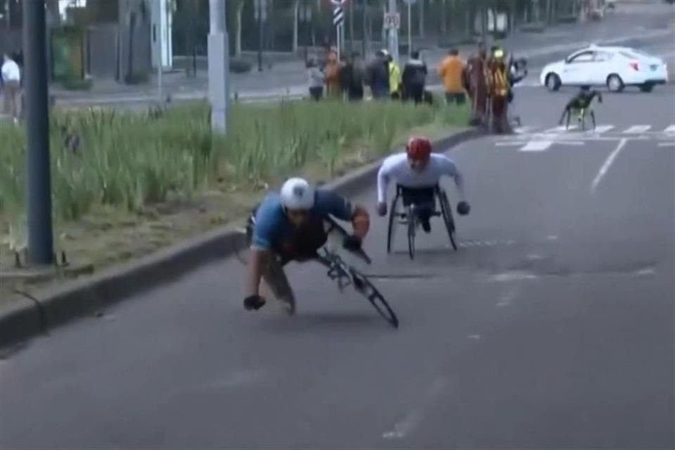 El corredor en silla de ruedas sudamericano iba de líder en la prueba, pero fue al suelo debido a un bache que además afectó su silla.