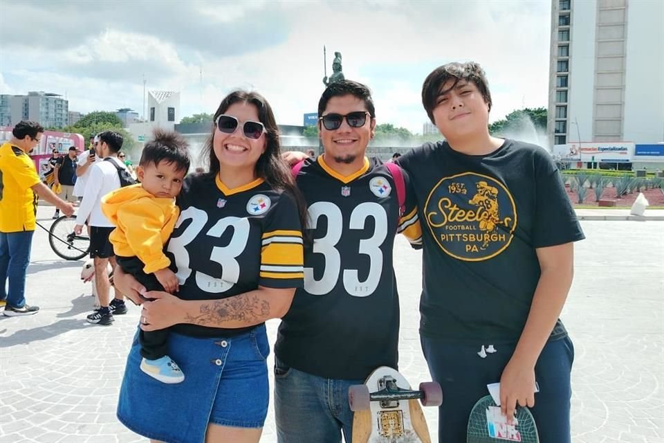 Pamela Peña, Hugo Gómez, Erik Tabares y el pequeño Dante, aficionados de los Acereros de Pittsburgh.