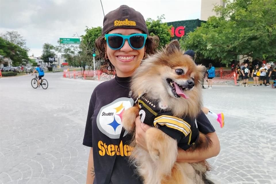 Fabiola Sanders y Freya, fans de hueso colorado.