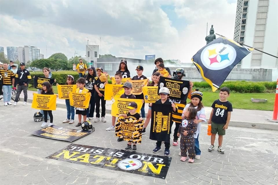 Los pequeños fans de Acereros fueron los primeros en tomarse la foto oficial.