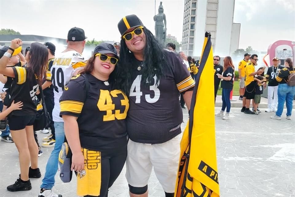 lberto Gutiérrez, ha organizado las 12 ediciones de la foto oficial de los aficionado de los Steelers en Guadalajara, y su esposa Ingrid Arroyo, también fan acerera.