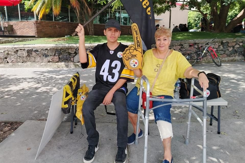 Ana María Sánchez está recién operada, pero acudió con toda la actitud a la foto oficial junto a su nieto, André Román Martínez.